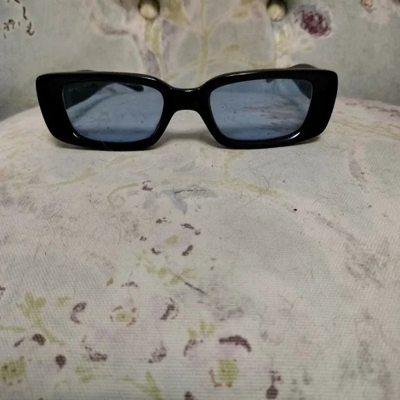 Gucci  Authentic Vintage Blue lens Sunglasses - Picture 2 of 6